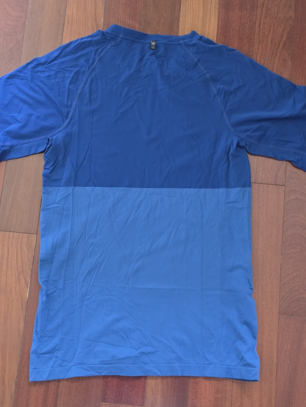 Mens Size Large Nike 2 Toned Blue Crewneck tshirt with White Swoosh Print - Picture 3 of 4